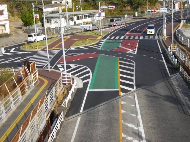 交差点の区画線とカラー舗装